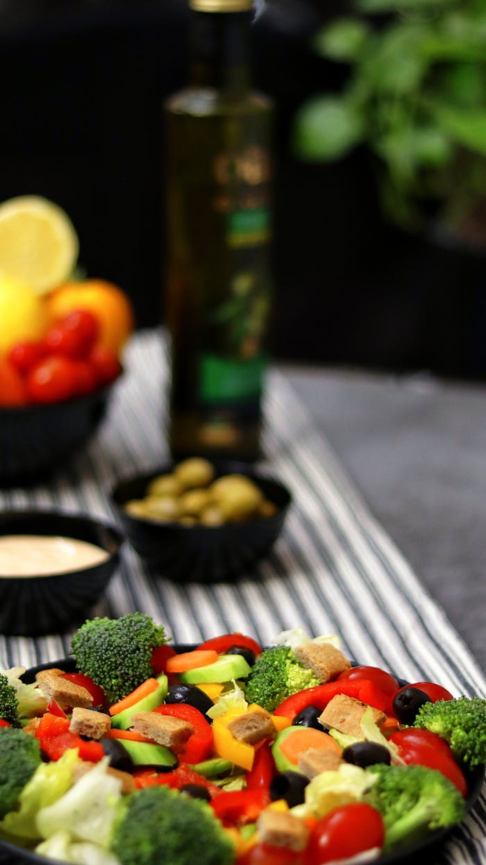 A fresh and colorful vegetarian salad with broccoli, tomatoes, and bell peppers, ideal for a healthy diet.